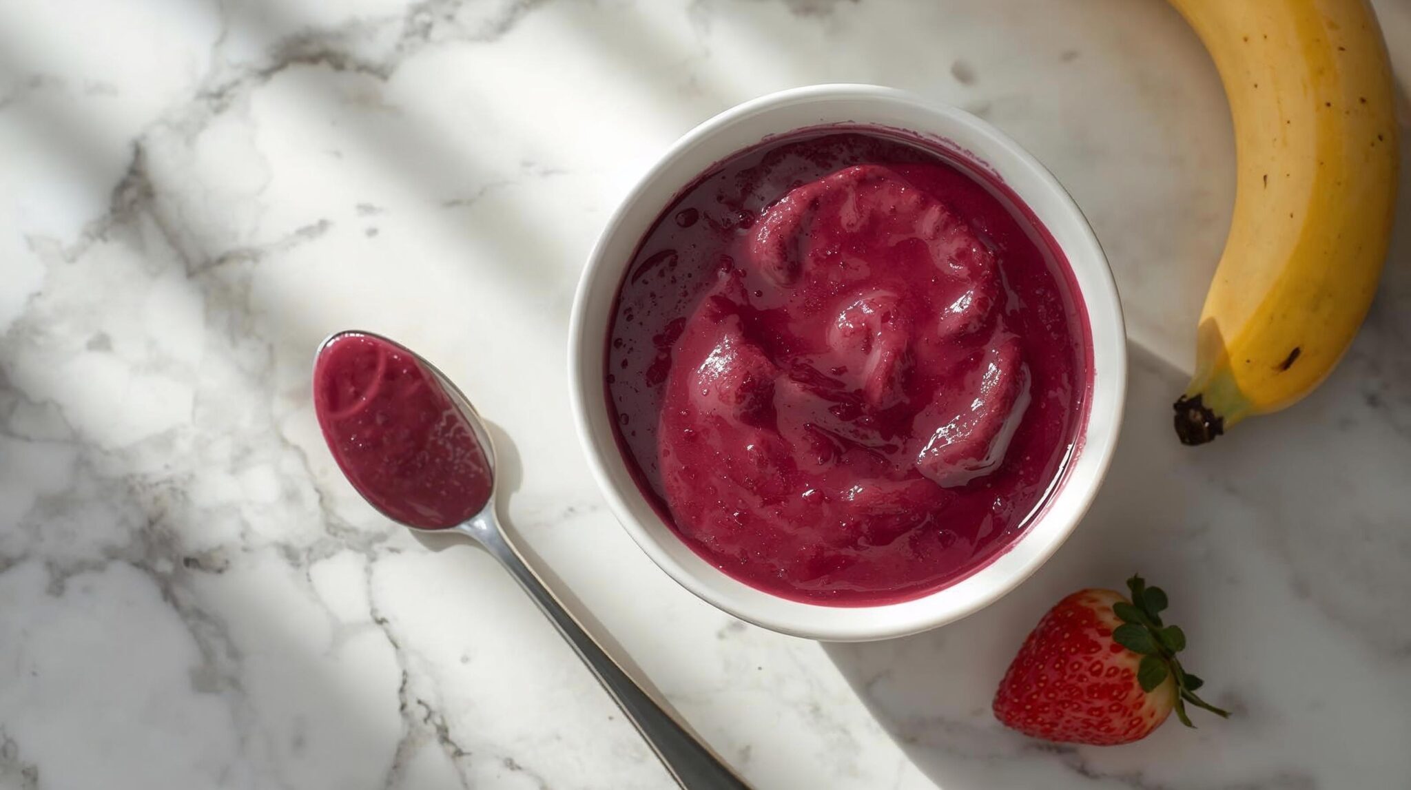 Tigela de açaí cremosa com frutas por cima